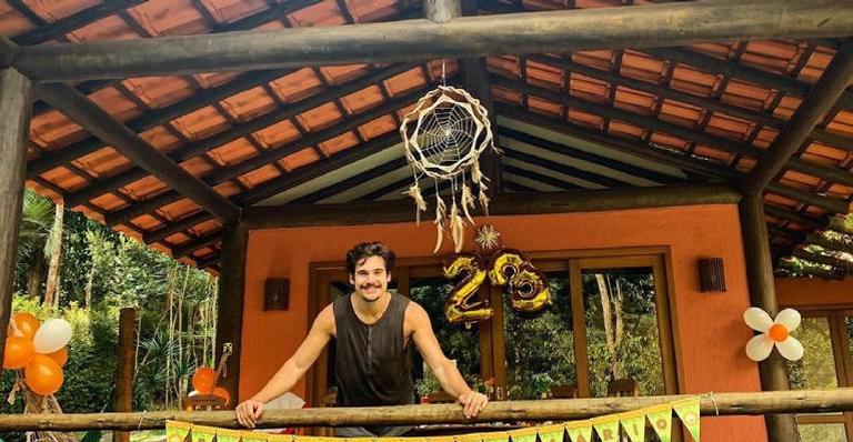 Nicolas Prattes celebra 23 anos de vida e recebe homenagem especial da mãe