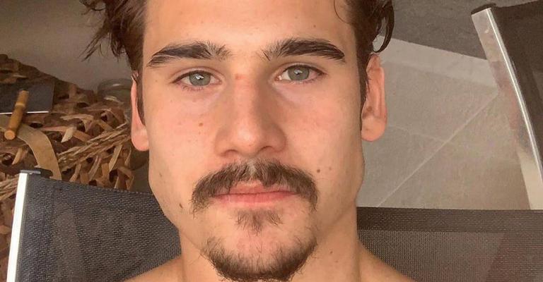Nicolas Prattes se emociona ao mostrar surpresa de aniversário e agradece