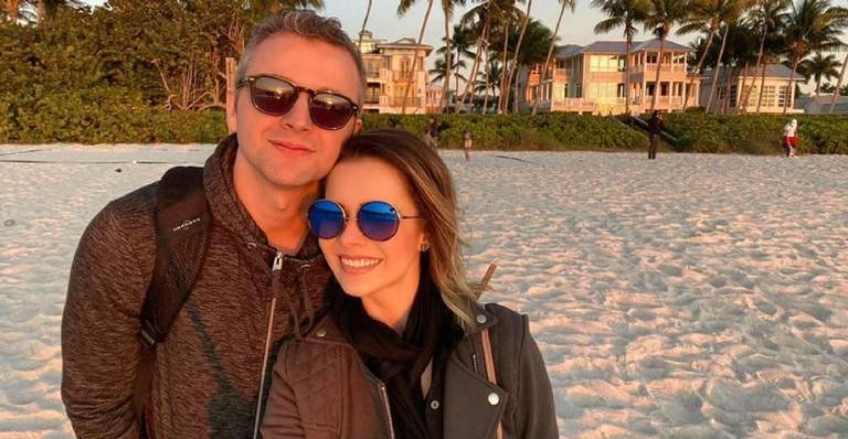 Durante quarentena, Sandy corta cabelo do marido, Lucas Lima, que se diverte com o momento