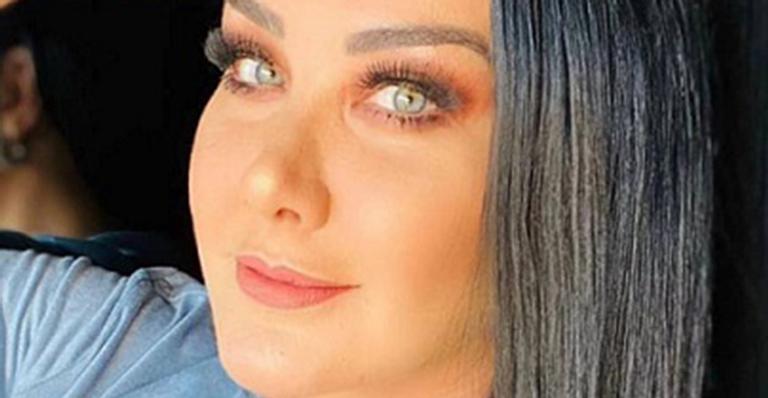 Agora quarentona, Helen Ganzarolli dispensa roupa íntima e posa com decote generoso