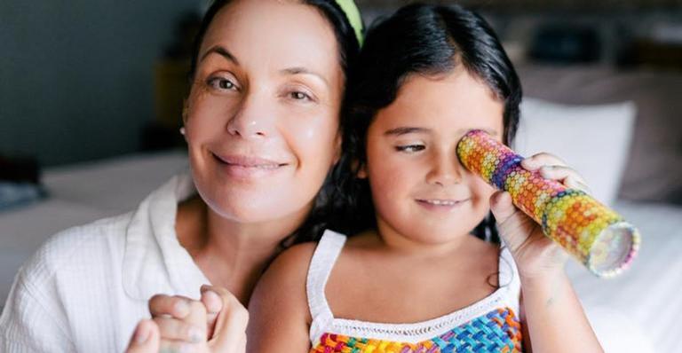 Carolina Ferraz surge em momento divertido ao lado da filha caçula: “Puro amor”