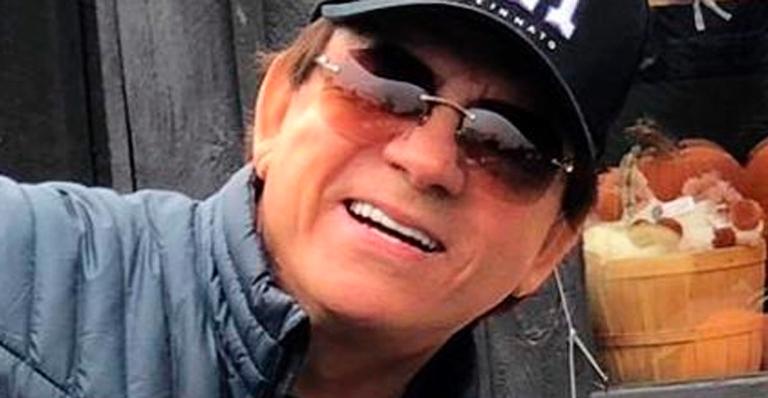 Mascarado, Chitãozinho celebra os 66 anos com bolo de aniversário luxuoso: ”Inesquecível”