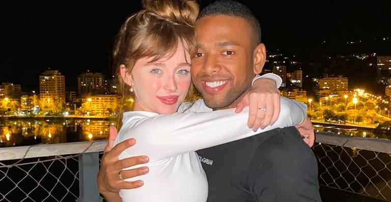 Namorada de Nego do Borel, Duda Reis exibe cintura absurdamente fina e agrada: ”Cara de bebê”