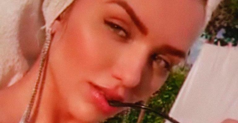 Ex-BBB Rafa Kalimann posa com maiô branco e deixa corpo marcado: ”Aleluia, arrepiei”