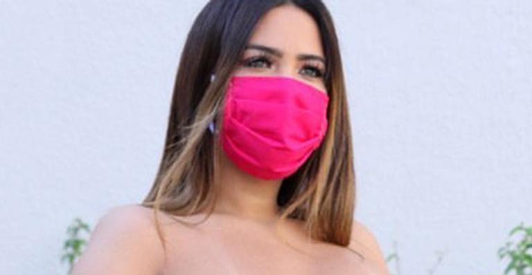 Protegida, Geisy Arruda posa de máscara e deixa marquinha de fora em clique sem sutiã