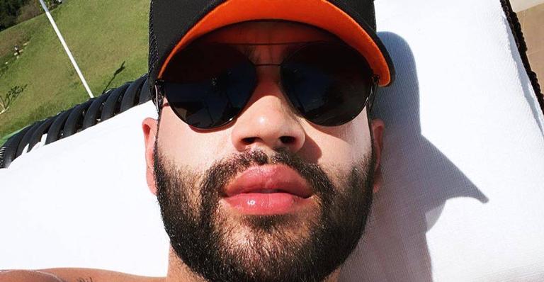 Gusttavo Lima surge com visual que lembra o do início da carreira e fãs vão à loucura