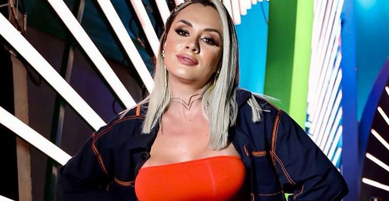 Juju Salimeni renova o visual e surge com megahair loiríssimo: ”Cabelão de volta”