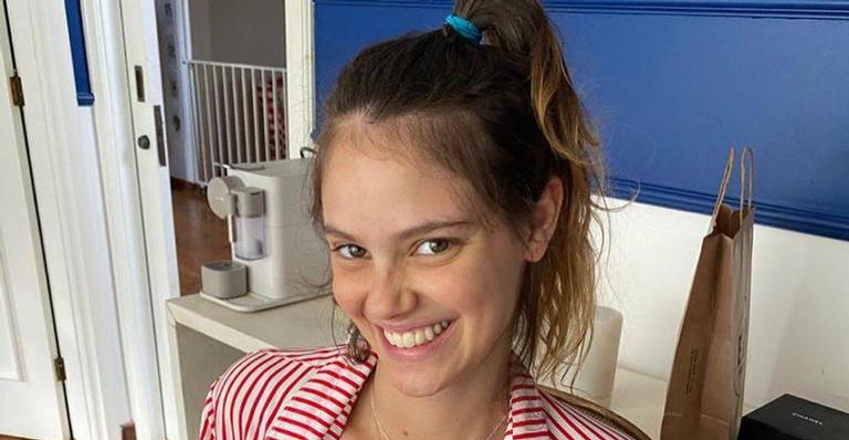 Laura Neiva explode fofurômetro ao clicar close da filha e se diverte: ‘Está a minha cara’