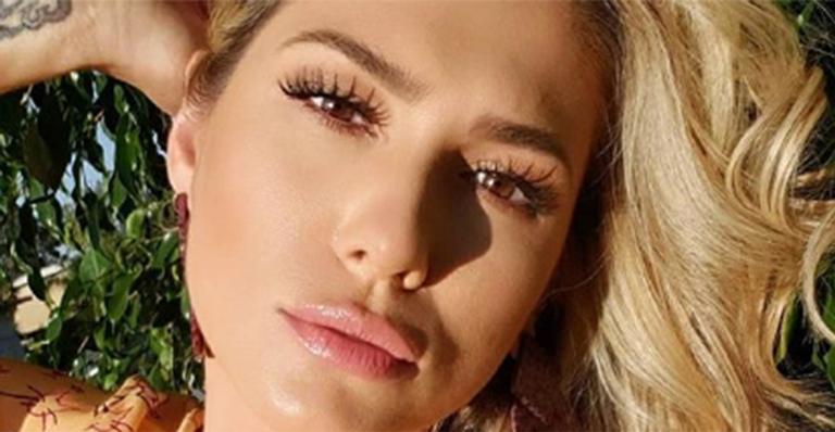 De biquíni, Livia Andrade toma sol em sua mansão e exibe seios poderosos: ”Estou perplexa”