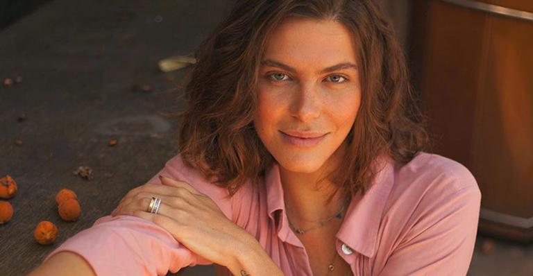 Mariana Goldfarb ostenta barriga chapadíssima e arranca elogios da web: ”Naturalmente linda”