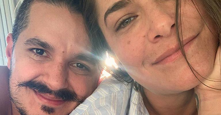 Priscila Fantin e marido surgem só de roupa íntima em clique bem sensual: ”Meu talismã”
