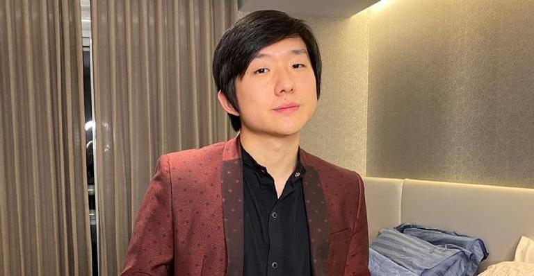 Pyong Lee explode fofurômetro ao mostrar filho jogando baralho: ”Bebê lindo”