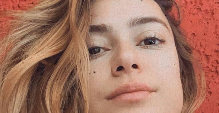 Thaila Ayala faz aula virtual de violão durante quarentena: ”Ideia do resultado?”
