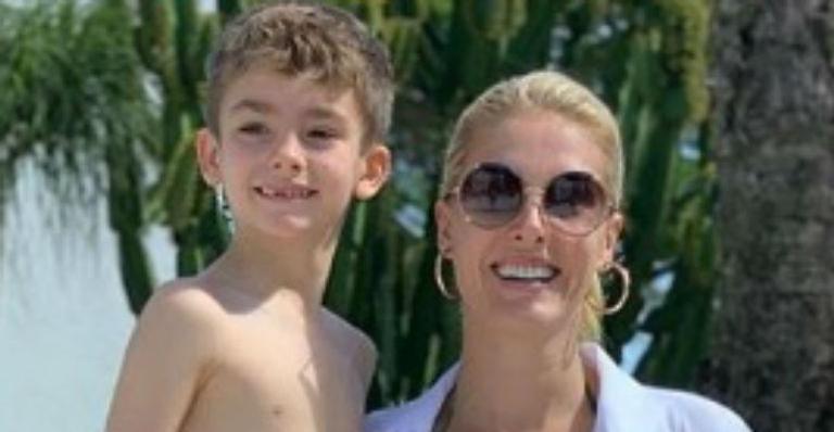 Ana Hickmann encanta web ao surgir abraçadinha com o filho: “Meu raio de luz”