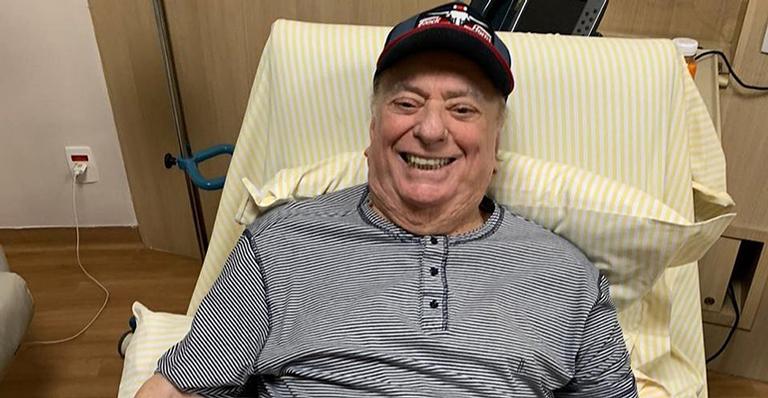 Após cirurgia de risco, Raul Gil surge cantando no hospital e comove a web: ”Você não está sozinho”