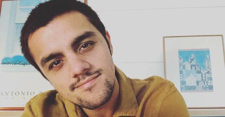 Felipe Simas compartilha momento espontâneo ao lado dos três filhos e se derrete