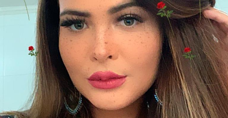 Geisy Arruda comemora sucesso nas redes sociais com decote gigante: ”100 mil inscritos”