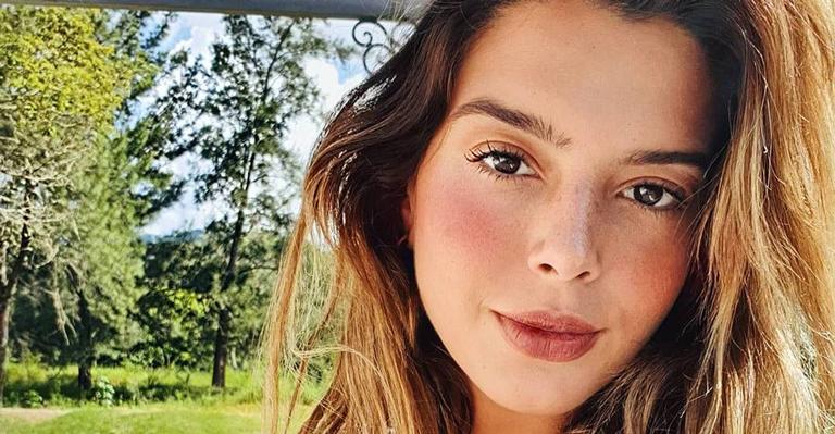 Giovanna Lancellotti posa com lookinho de verão na areia de praia e fãs elogiam