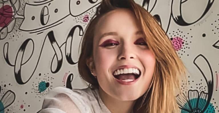 Larissa Manoela massageia a mãe com ‘pedras energizantes’ e se diverte com novas habilidades