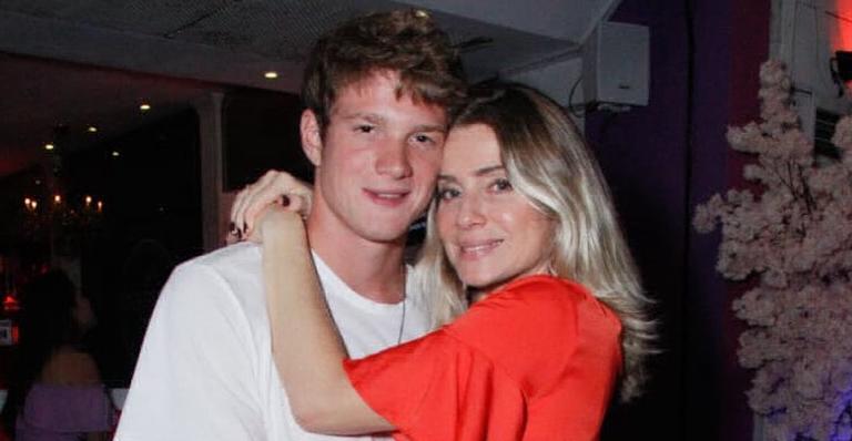 Letícia Spiller surge agarradinha com filho em paisagem paradisíaca: “Meu coração”