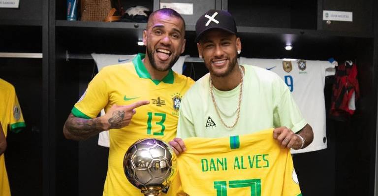 Dani Alves recebe homenagem comovente do amigo, Neymar Jr.: ”Irmão”