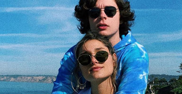 Sasha Meneghel surge agarradinha com namorado em clique íntimo: ”Carinho”