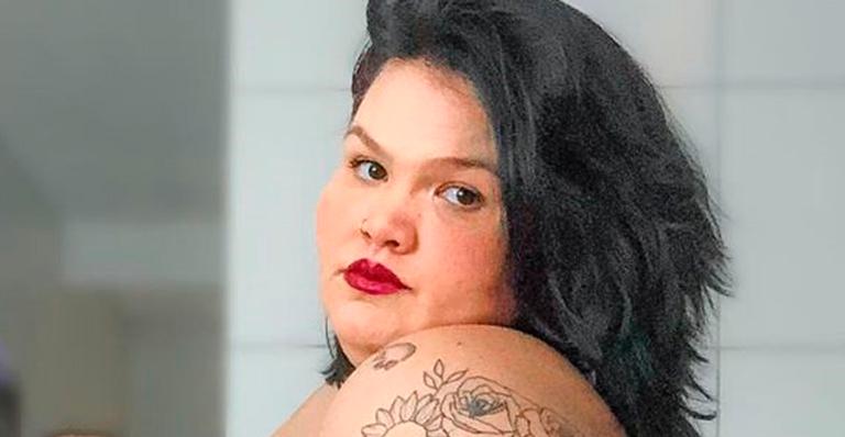 De lingerie, Thais Carla surge na cama em momento íntimo com o marido e se declara: ”Incrível e carinhoso”