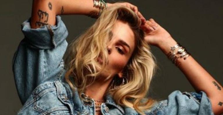 Yasmin Brunet relembra clique ousado sem sutiã e deixa web eufórica: “Ofensa tanta beleza”