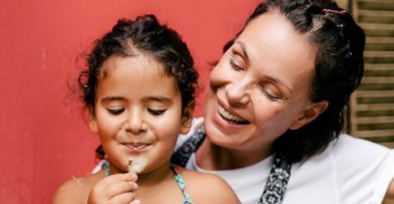 Carolina Ferraz relembra gravidez e declara amor pela filha de 5 anos: “Muito amor”