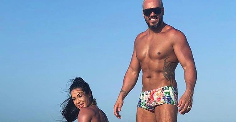 Com empinadinha estratégica, Gracyanne Barbosa aparece em clique picante com Belo