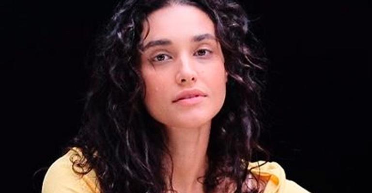 Débora Nascimento surge nua e gravidíssima em clique e é sexualizada por seguidor: ”Tomara que te processe”
