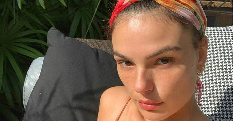 Isis Valverde relaxa fazendo exercícios em casa e ganha elogios dos fãs: ‘Respire e expire, vai curar’