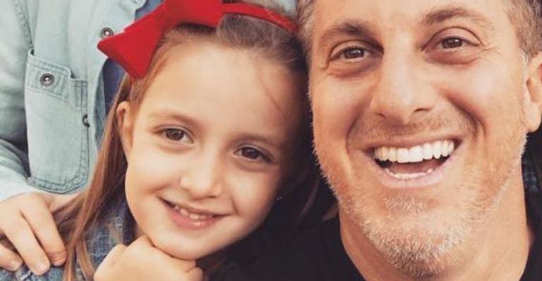 Luciano Huck faz aula de balé com a filha caçula e encanta a web