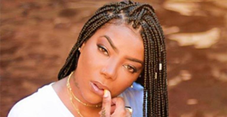 Ludmilla causa e posa de camiseta branca molhada exibindo seios marcados e durinhos