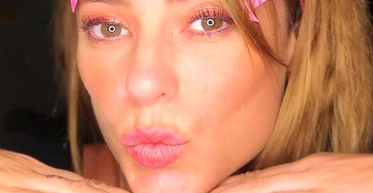 Paolla Oliveira revive Vivi Guedes com look diferentão e atrai elogios: ”Maravilhosa”