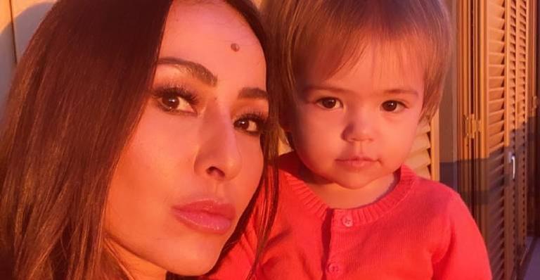 Sabrina Sato dá bronca em Zoe após flagrar herdeira riscando a mesa: ”Não tem graça”