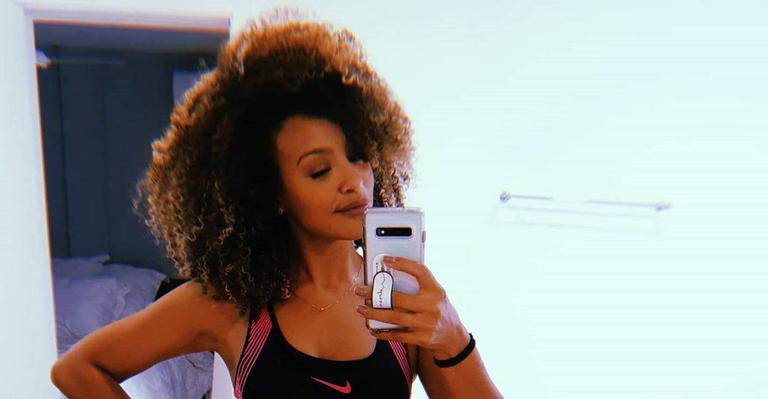 Sheron Menezzes se emociona ao falar da distância da mãe durante a quarentena: ‘Dá um aperto no peito’