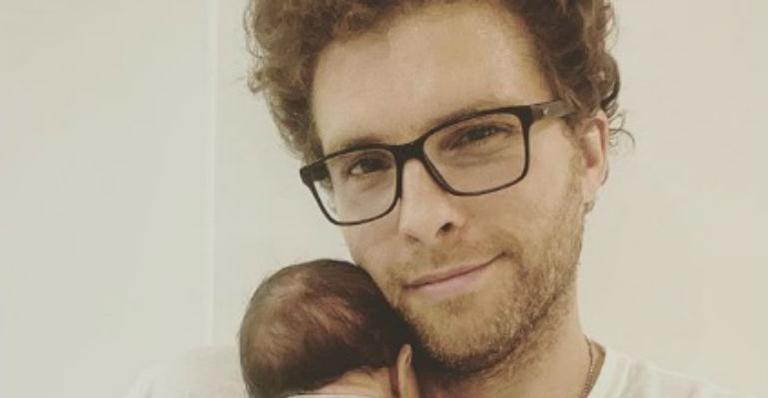 Thiago Fragoso comemora 1 semana de vida do segundo filho e encanta: “Morrendo de amores”