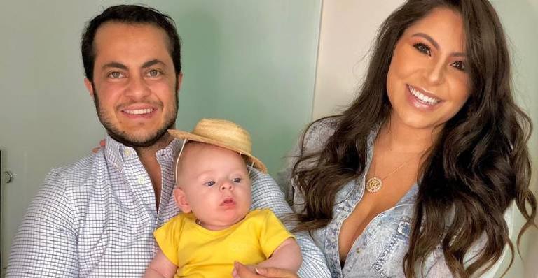 Filho de Thammy Miranda surge vestido de terno e gravata e rouba a cena