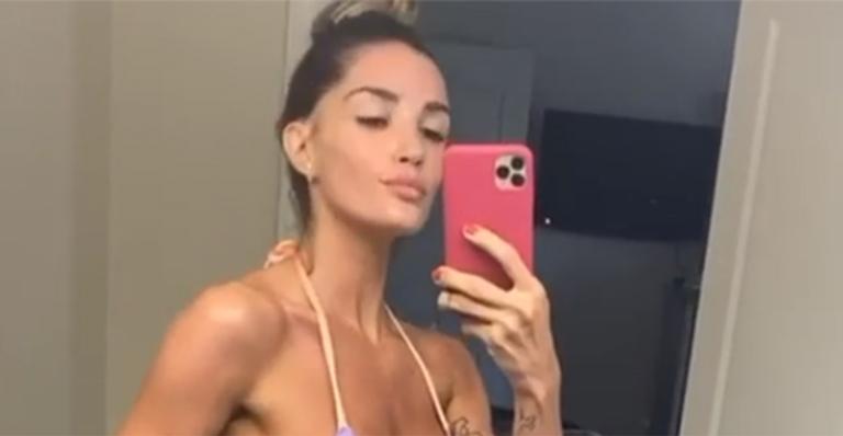 Ex-BBB Aline Gotschalg divide opiniões ao posar de biquíni mínimo e exibir corpo magérrimo em foto