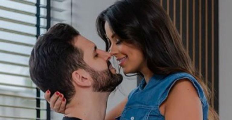 Ex-BBB Ivy Moraes surge no colo do maridão e se declara: “Amor para chamar de meu”