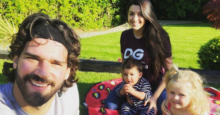 Goleiro da seleção, Alisson Becker, surge em foto inédita com a família e encanta a web