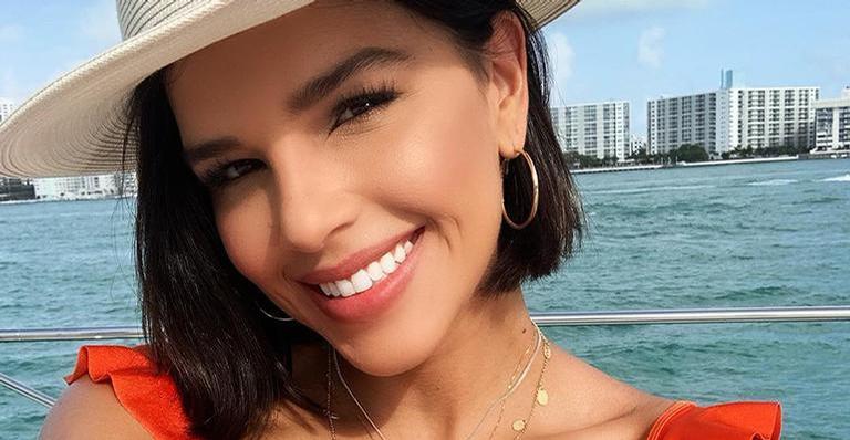 Mariana Rios surge tocando mini piano e cantando música do filme Nasce Uma Estrela