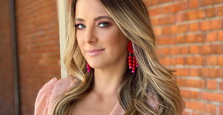 Ticiane Pinheiro surge só de top e ostenta corpo sarado durante treino em casa