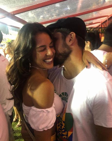 Em clima de romance, Bruno Gissoni e a esposa posam coladinhos e web elogia