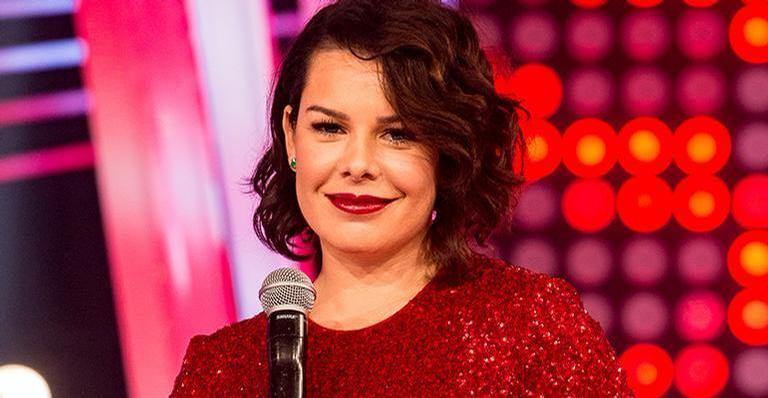 Fernanda Souza encanta com clique da infância: “De quando usávamos telefone fixo”