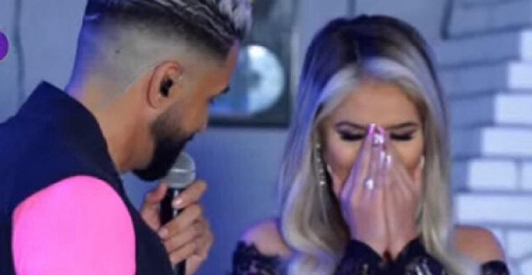Latino pede namorada em casamento durante transmissão ao vivo