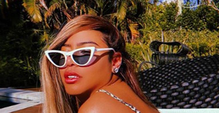 Rafaella Santos toma sol de biquíni em sua mansão e bumbum lisinho rouba a cena