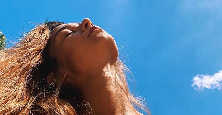 Thaila Ayala bota a cara no sol, posa de biquíni e ganha ‘chuva’ de elogios: ‘A combinação perfeita’