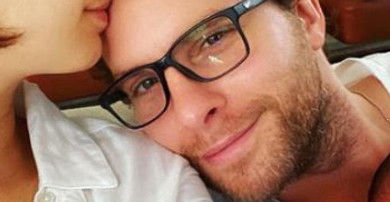 Thiago Fragoso posa com o herdeiro no colo e exalta a esposa: ”Mamãe fenômeno”